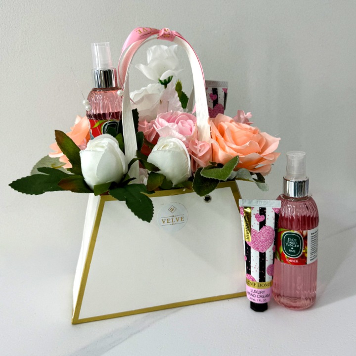 Vivv ajándékkosár, kézzel készített virágok, Vivian Grey kézkrém és Eyup Amber kölni, Velve