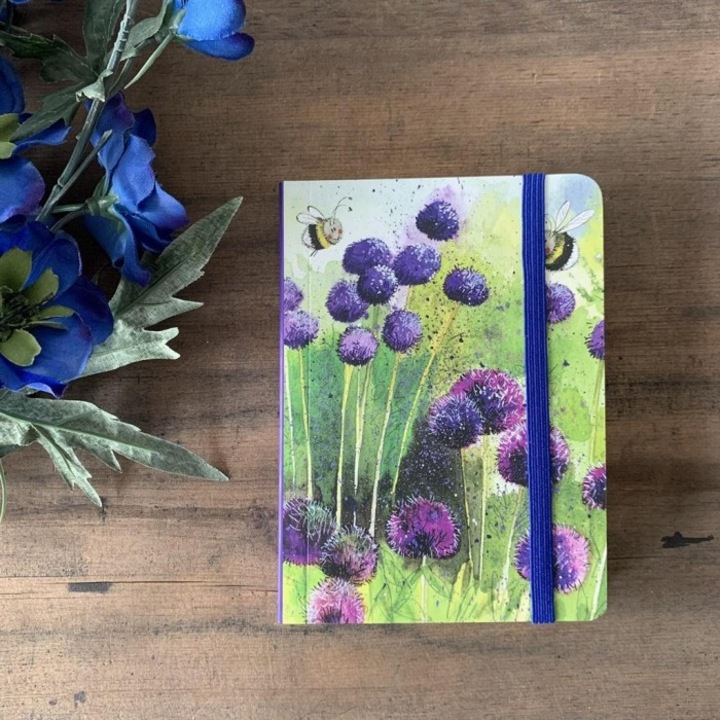 A6-os jegyzetfüzet, Alex Clark, SCN20 Fokhagymavirágok, gumis, 148x114 mm