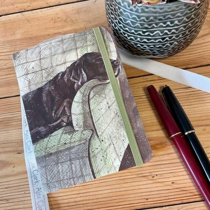 A6-os jegyzetfüzet, Alex Clark, SCN19 Buddy kutya, gumis, 148x109 mm