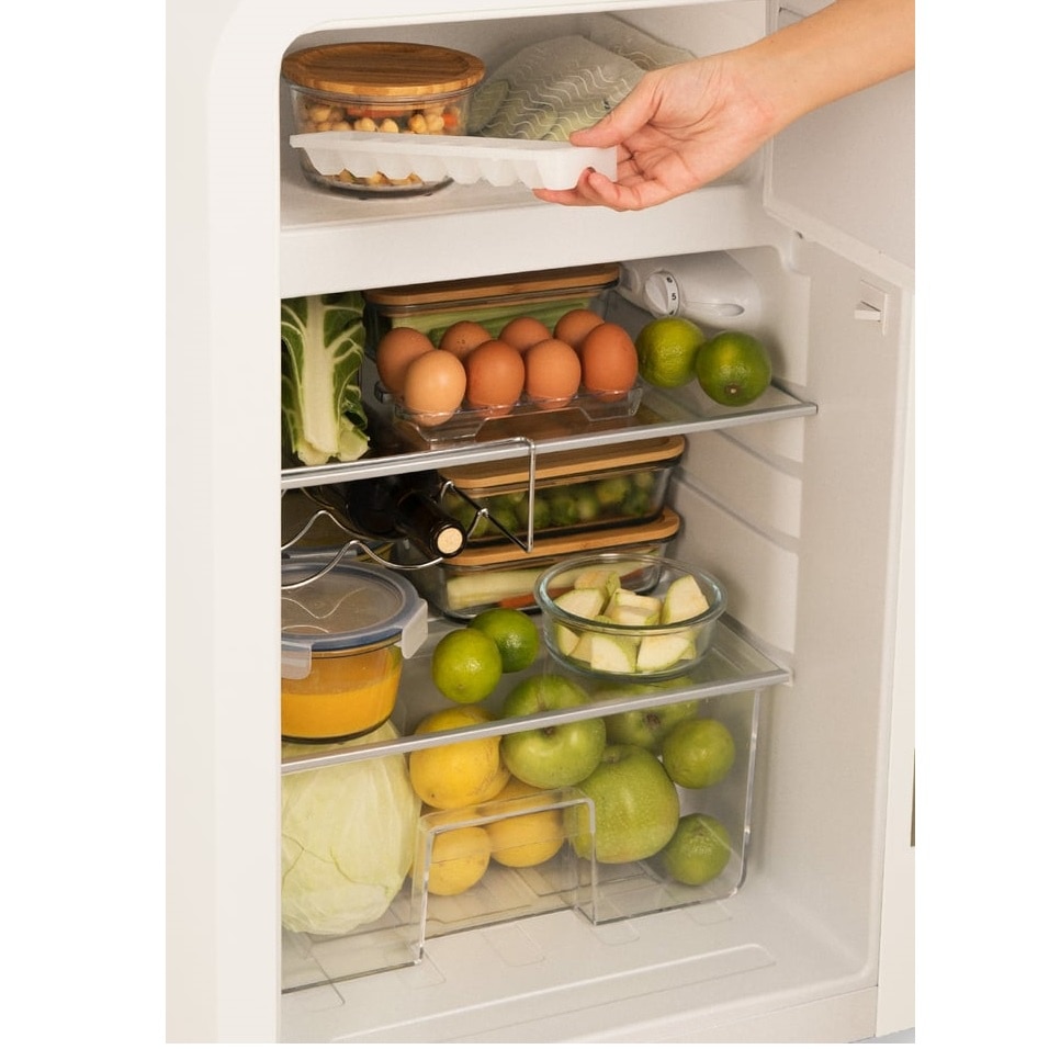 Mini frigider Retro CREATE, capacitate 107 l, H 84 cm, ideal pentru birou/hotel/rulota, congelator 15 litri, temperatura reglabila, 2 rafturi din sticla, 1 raft otel pentru sticle, 3 compartimente pe usa, compartiment fructe/legume, maner auriu, crem