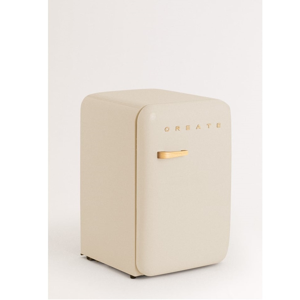 Mini frigider Retro CREATE, capacitate 107 l, H 84 cm, ideal pentru birou/hotel/rulota, congelator 15 litri, temperatura reglabila, 2 rafturi din sticla, 1 raft otel pentru sticle, 3 compartimente pe usa, compartiment fructe/legume, maner auriu, crem