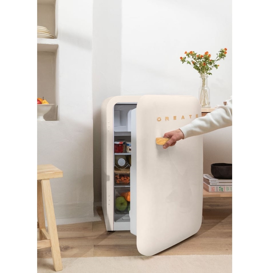 Mini frigider Retro CREATE, capacitate 107 l, H 84 cm, ideal pentru birou/hotel/rulota, congelator 15 litri, temperatura reglabila, 2 rafturi din sticla, 1 raft otel pentru sticle, 3 compartimente pe usa, compartiment fructe/legume, maner auriu, crem