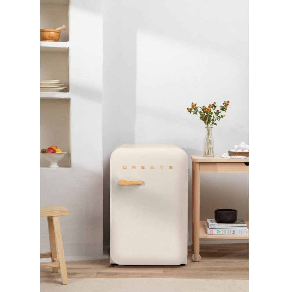 Mini frigider Retro CREATE, capacitate 107 l, H 84 cm, ideal pentru birou/hotel/rulota, congelator 15 litri, temperatura reglabila, 2 rafturi din sticla, 1 raft otel pentru sticle, 3 compartimente pe usa, compartiment fructe/legume, maner auriu, crem