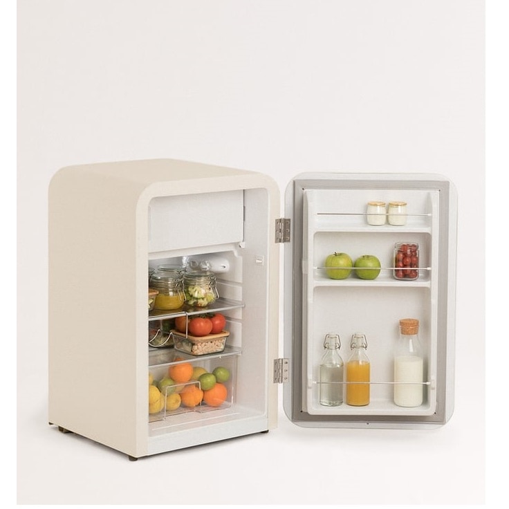 Mini frigider Retro CREATE, capacitate 107 l, H 84 cm, ideal pentru birou/hotel/rulota, congelator 15 litri, temperatura reglabila, 2 rafturi din sticla, 1 raft otel pentru sticle, 3 compartimente pe usa, compartiment fructe/legume, maner auriu, crem