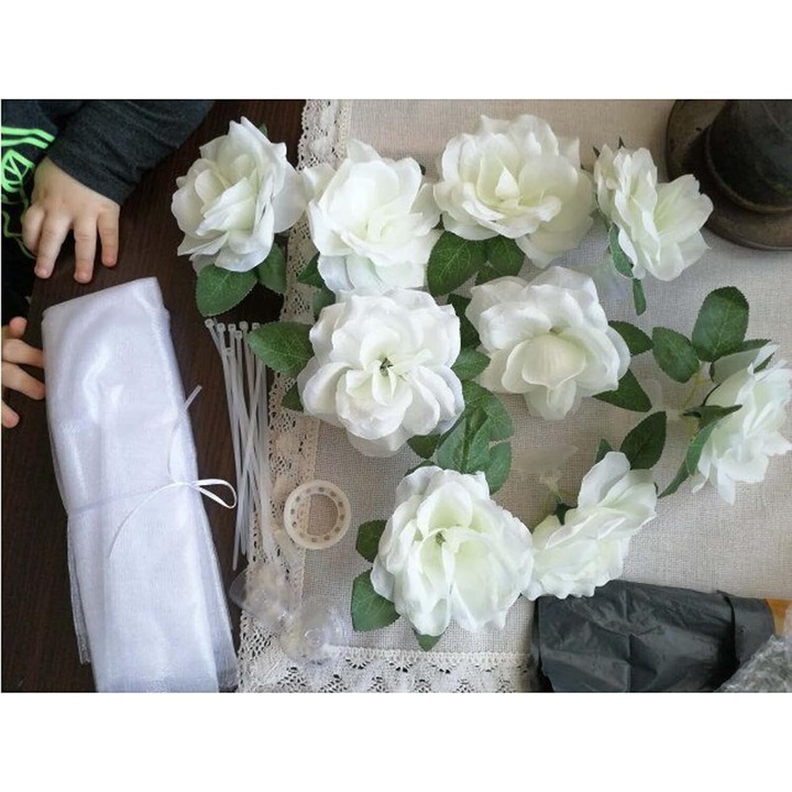 Set decorativ pentru masina de nunta, Mmgoqqt, 11 flori albe artificiale, 2x2m tul alb, 6 funde, banda adeziva non-marking