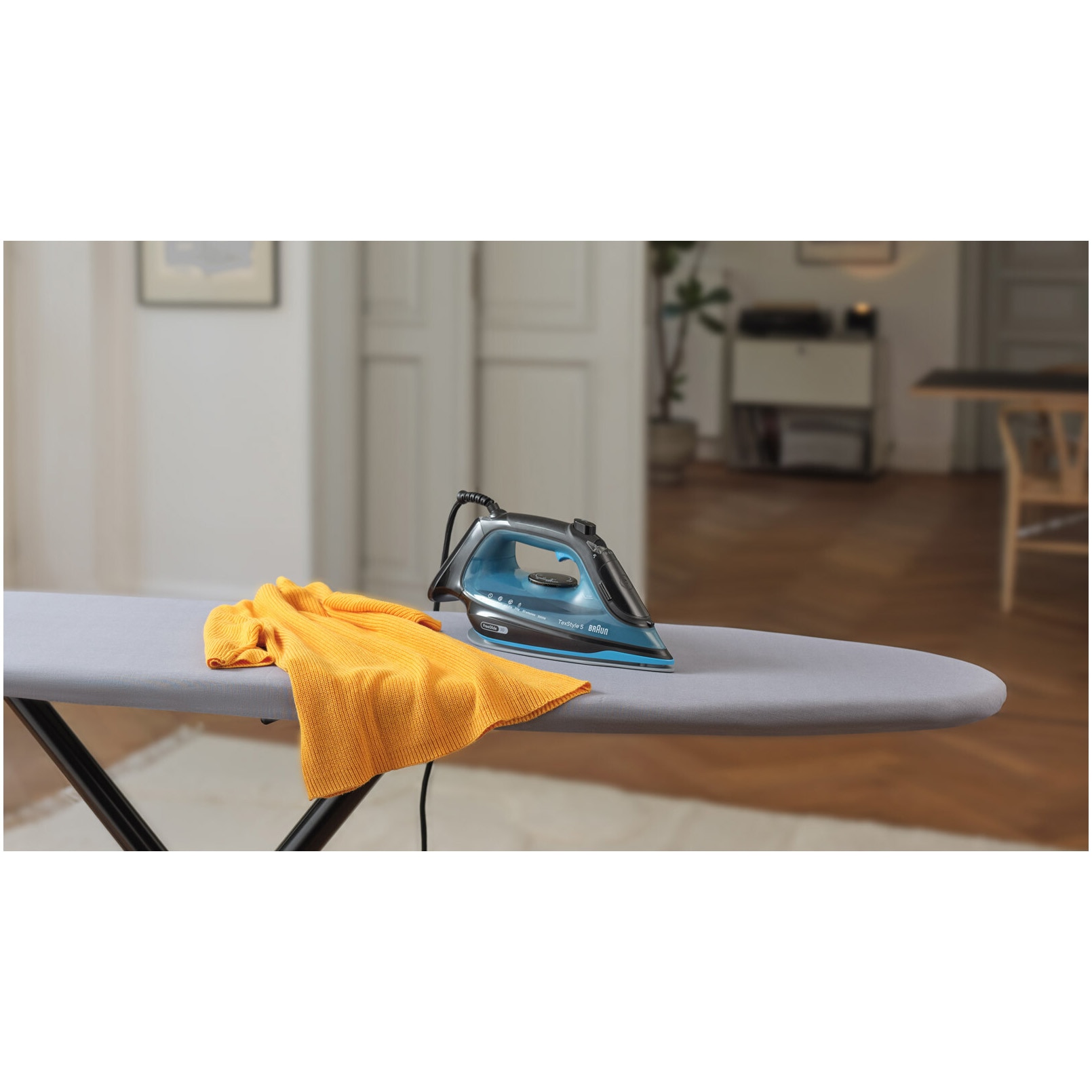 Fier de calcat Braun TexStyle 5 SI5256BL, 2600W, jet de abur 210g/min, abur variabil 0-50 g/min, talpa SuperCeramic, rezervor 300 ml, tehnologie FreeGlide, oprire automata, sistem antipicurare, negru/albastru