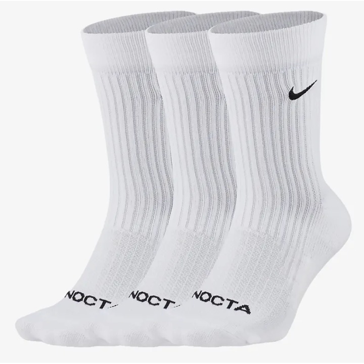 Спортни чорапи Nike mid-calf (3 чифта) са изработени от полиестер с оребрен маншет, подплатена дизайнерска пета и плетена NOCTA, бели.DD9240-100, Бял