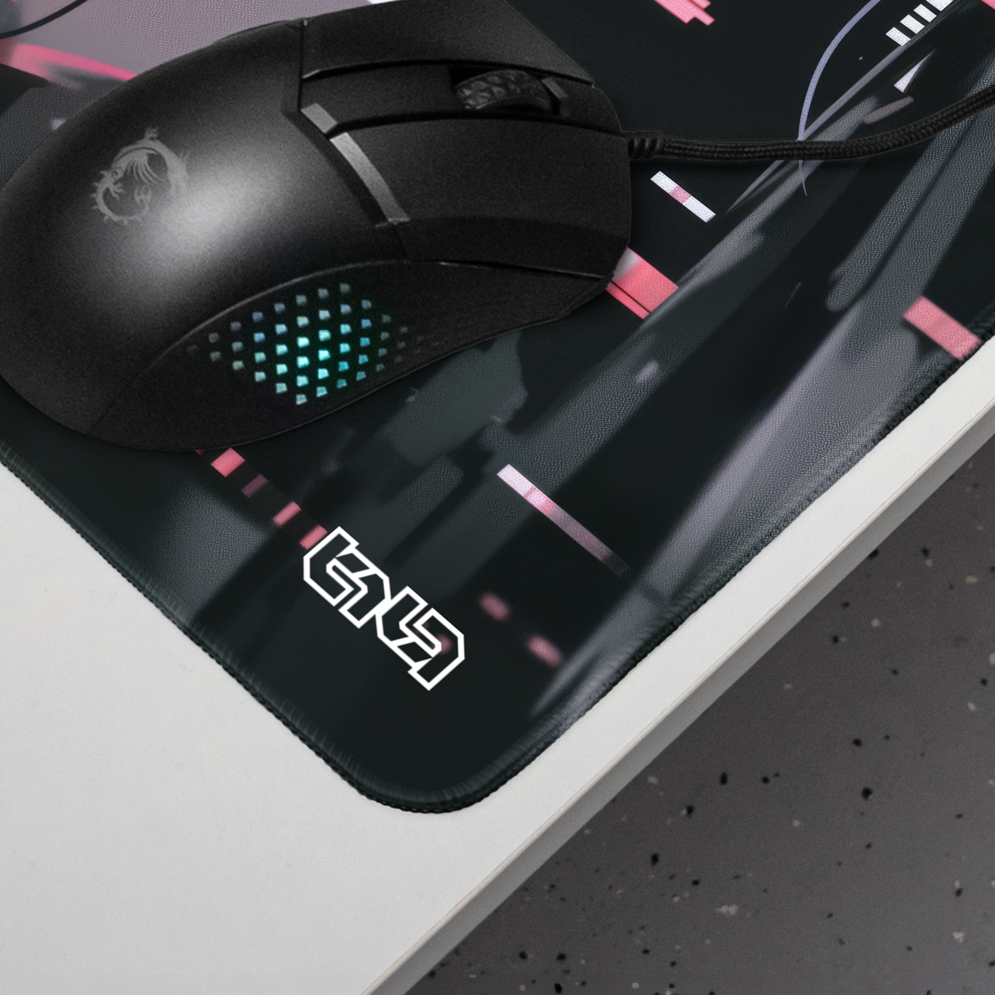 Mousepad TILT Glitched Yuki, antiderapant, cusaturi manuale