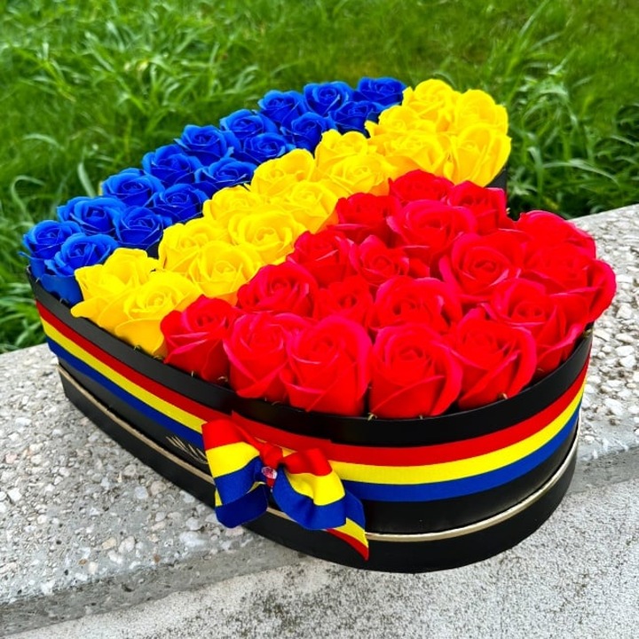 Aranjament floral Tricolor, in cutie cu forma de inima, cu 51 ...