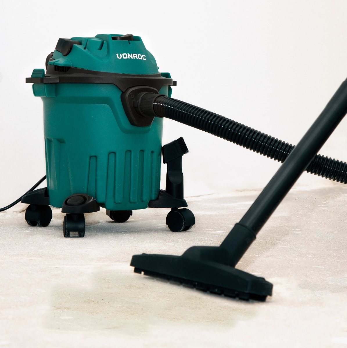 Aspirator curatat tapiterii VONROC VC510AC, rezervor 12L, cu flacon pulverizator, cablu 5m, inclus diferite duze