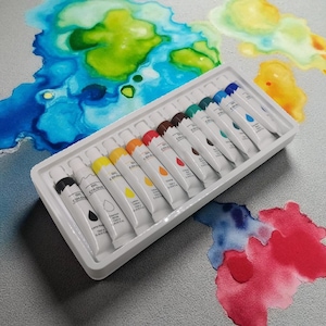 Acuarele, pensule si blocuri de desen