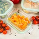 Set caserole compartimentate din sticla, 4 piese, 1520/1050/640/370 ml, inchidere ermetica, lavabile in masina de spalat vase, potrivite pentru cuptorul cu microunde si congelator, transparent