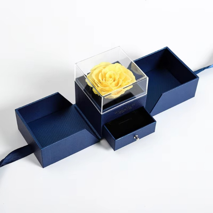 Cutie cu trandafir galben + punga cadou