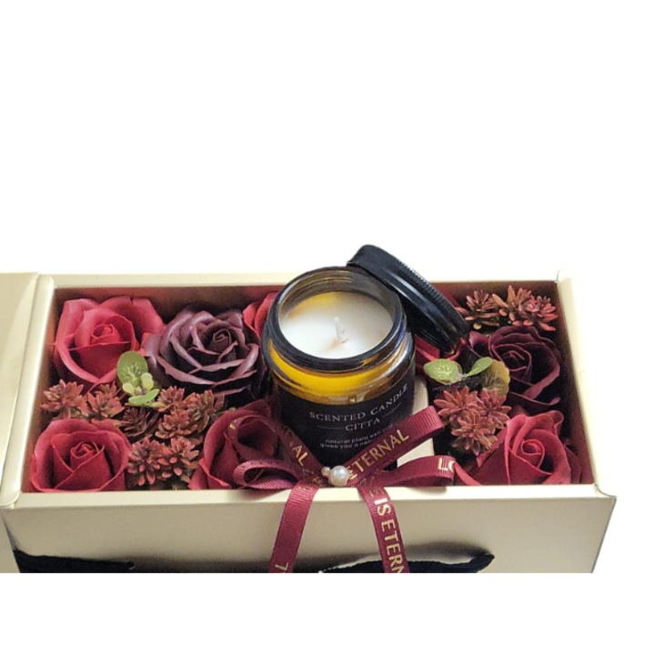Cutie cadou cu flori de sapun + lumanare parfumata, rosu