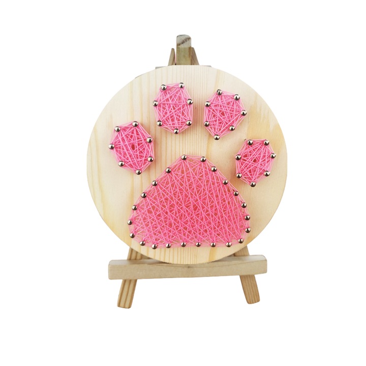 Kit String Art cu fire, DABISY, model GHEARA DE PISICA, efect 3D, pentru copii si adulti, bricolaj, suport de lemn, rotund pre-perforat, minisevalet, fire de ata, handmade, dimensiuni 11 x 11 cm, roz