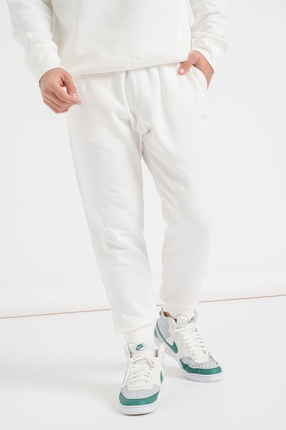 Nike, Pantaloni de trening conici cu buzunare laterale Sportswear