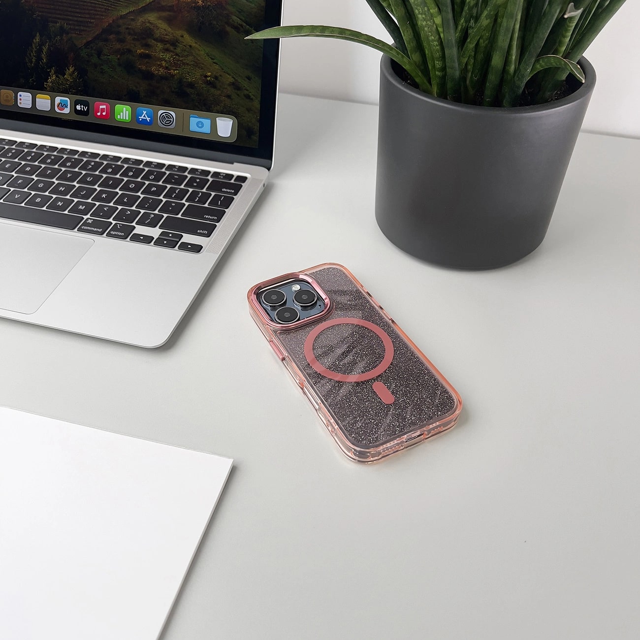 Carcasa Glitter MagSafe compatibila cu iPhone 16 Pro Pink