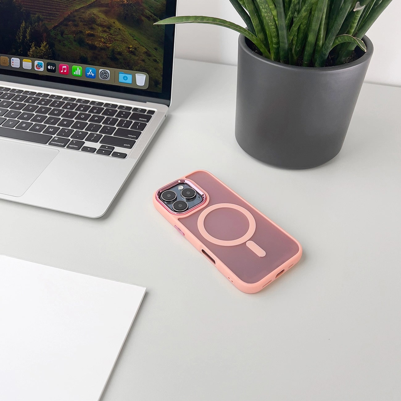Carcasa Magnetic MagSafe compatibila cu iPhone 16 Pro Pink