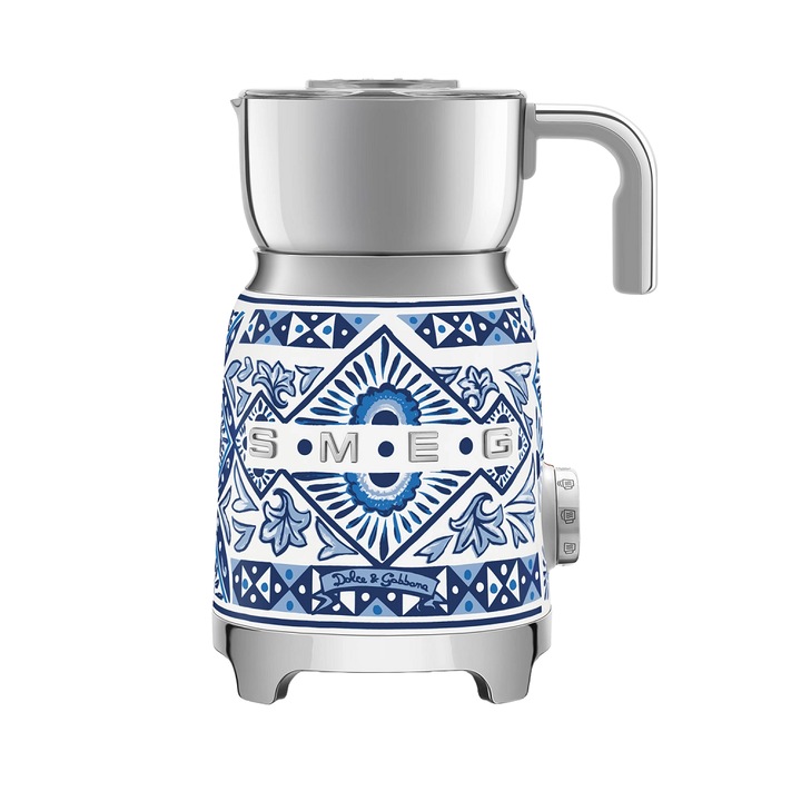 Aparat pentru spumarea laptelui retro Smeg, colectia Dolce&Gabbana, capacitate 600 ml, spuma lapte 250 ml, 6 programe, oprire automata, ideal pentru cappuccino/latte/ciocolata calda, albastru/alb