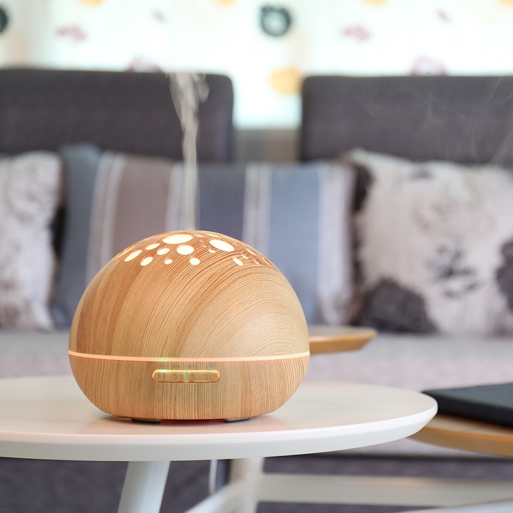 Ultrahangos aromapárásító, légdiffúzor, ködképző gép színes LED fénnyel (világos fa US dugó)