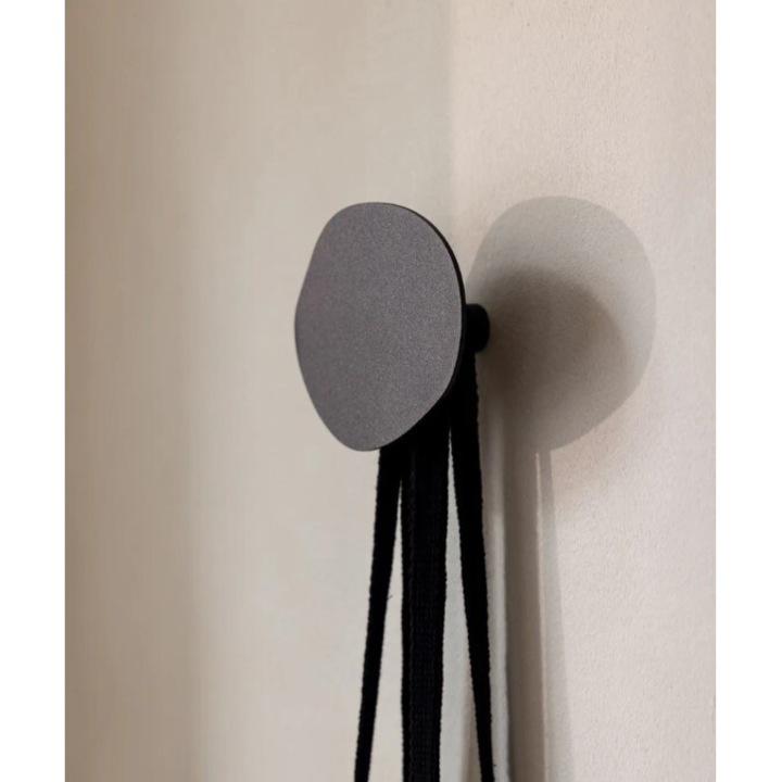 Cuier metalic din otel Gorm - forma asimetrica, solutie de depozitare creativa si functionala