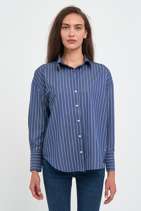 Timeout, Csíkos ing hegyes gallérral