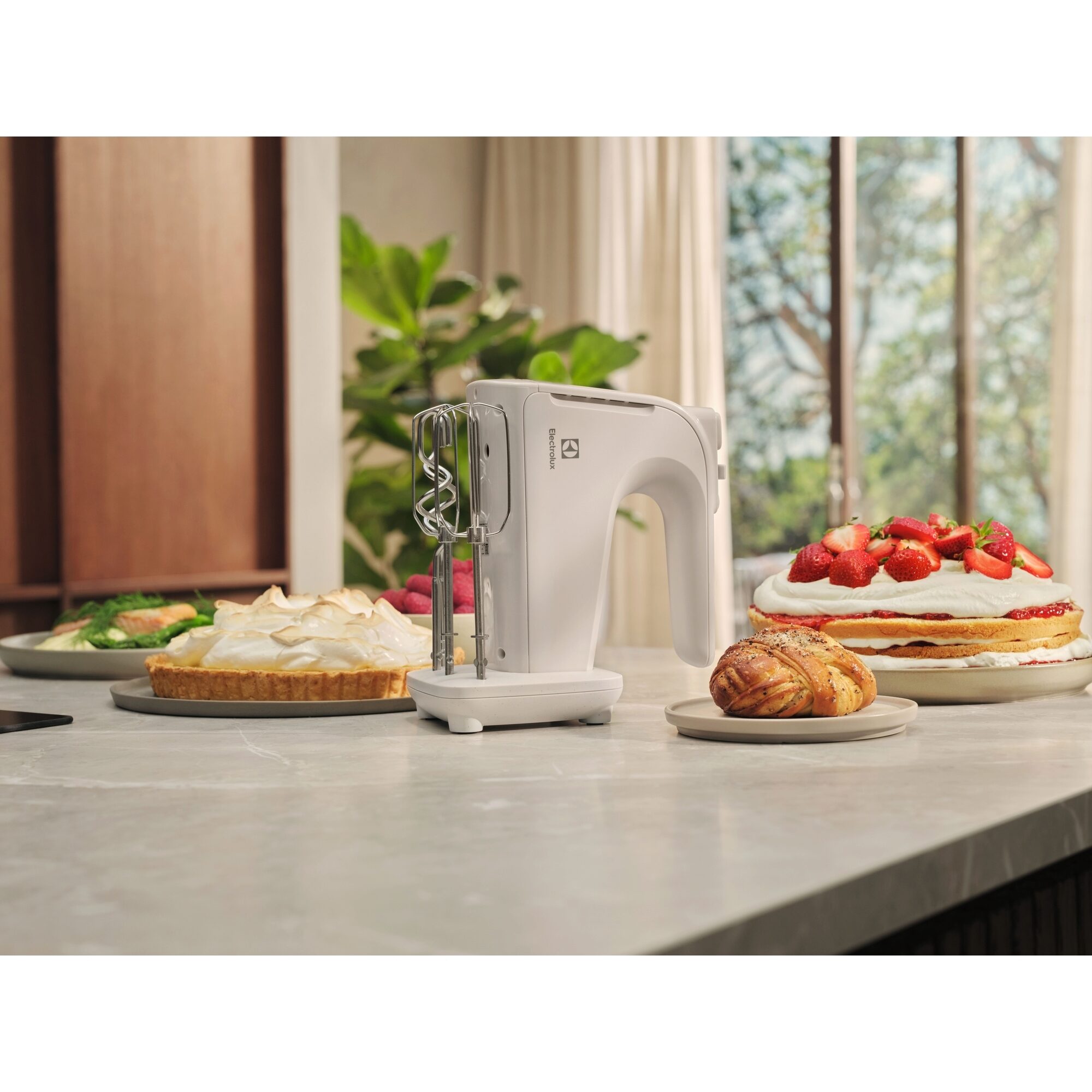 Mixer de mana Electrolux EHM4W, 500W, 5 viteze + Turbo, suport