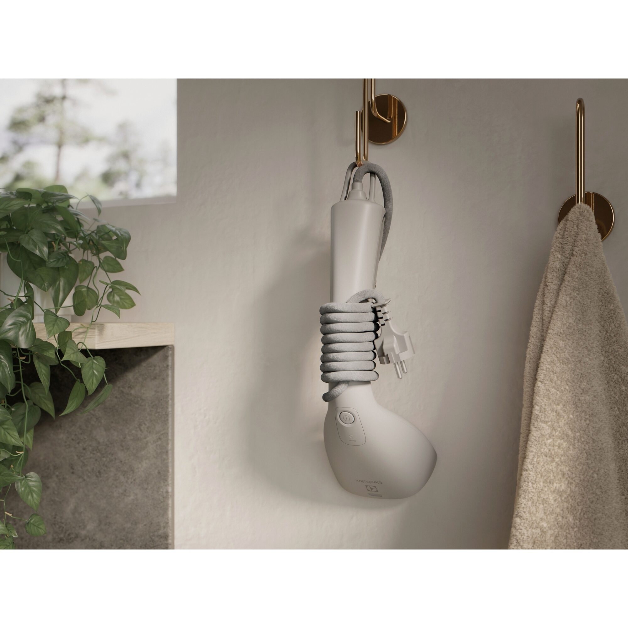 Aparat de calcat vertical cu abur Electrolux E7HS2-6UG, 1400W, jet de abur 26gr/min, rezervor detasabil 100 ml, talpa ceramică GlissiumTM, husa, gri inchis