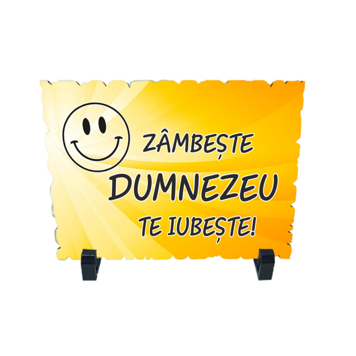 Placheta gift shop cu picioruse si mesaj zambeste dumnezeu te iubeste, model 1, material lemn cu print uv, dimensiuni 198x138 milimetri