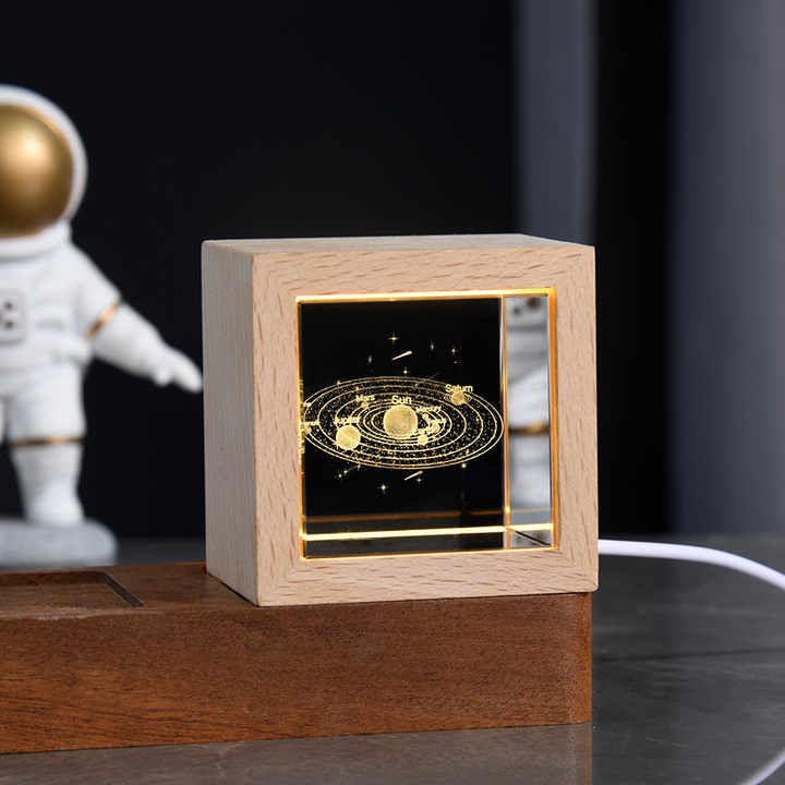 Lumina de noapte speciala din cristal creativ. Model interior sculptat 3D al sistemului solar, reproducere artistica a hartii stelare, 5 * 5 * 5 cm, material din lemn de fag
