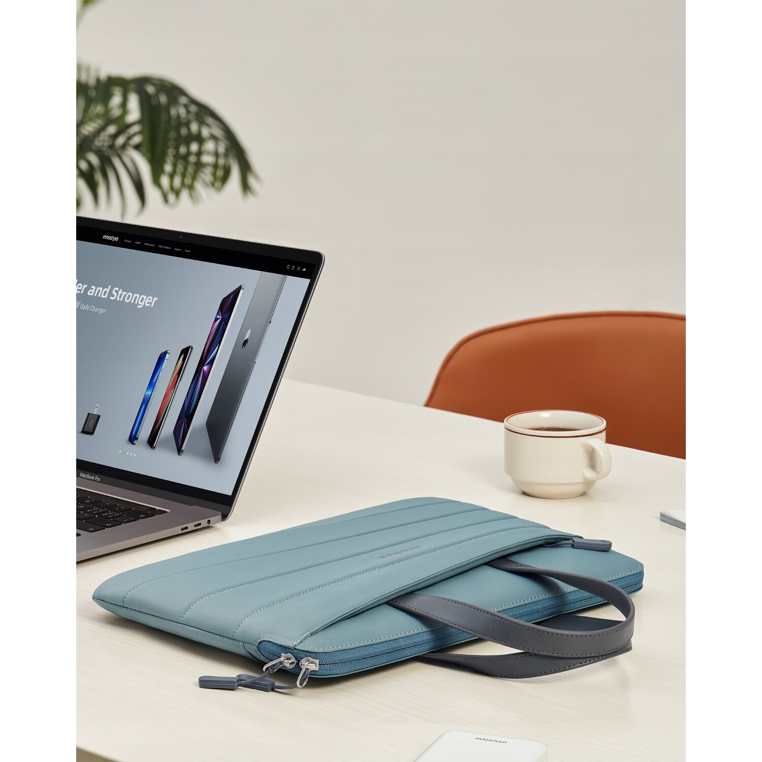 Geanta laptop Innostyle® CarryLite Slim, pana la 14", impermeabila, ultralight (340g), buzunare externe acces rapid, material PU rezistent la abraziune, fermoare YKK, design ergonomic, verde