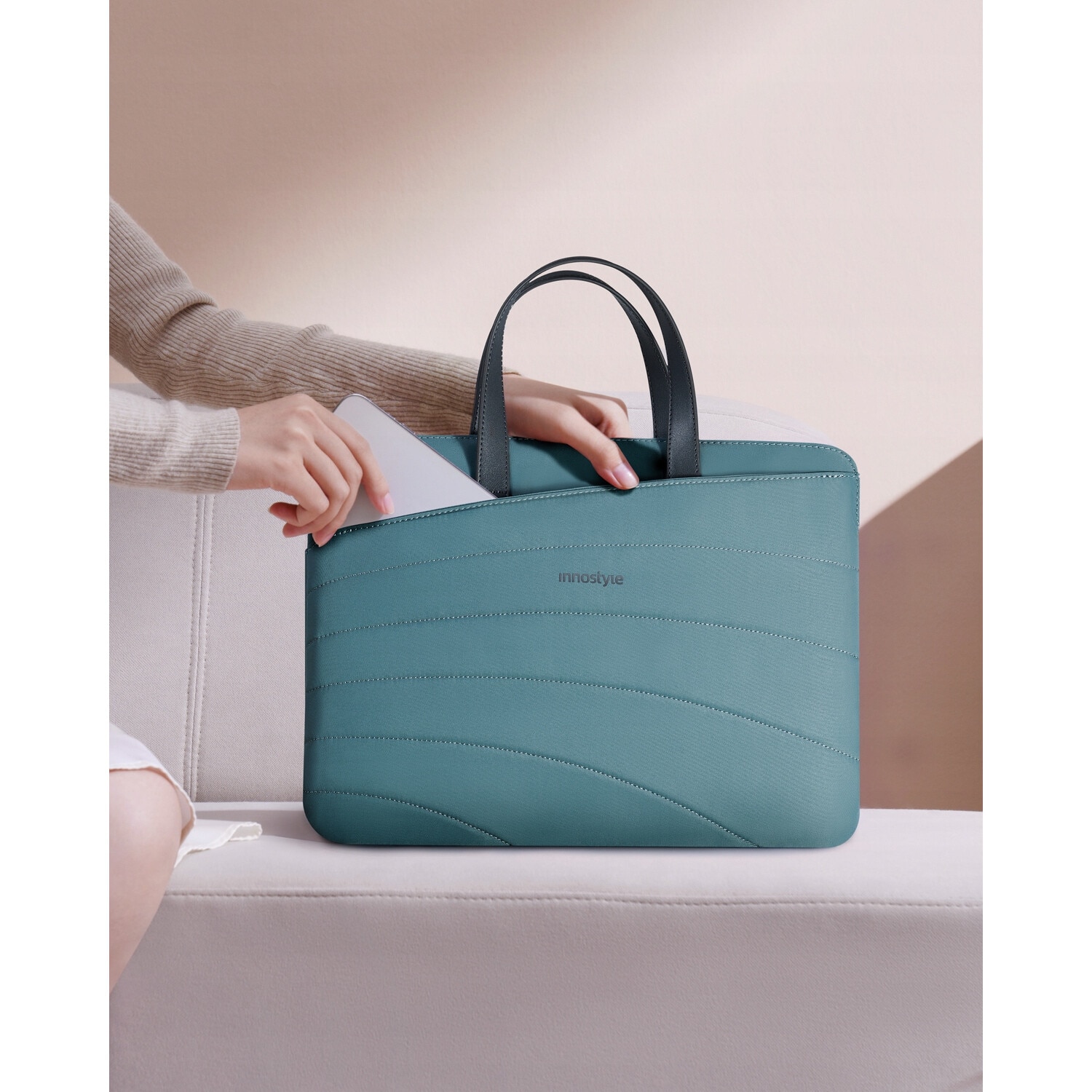 Geanta laptop Innostyle® CarryLite Slim, pana la 14", impermeabila, ultralight (340g), buzunare externe acces rapid, material PU rezistent la abraziune, fermoare YKK, design ergonomic, verde