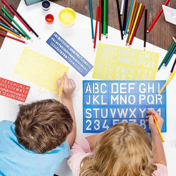 Set 4 sabloane litere si numere din plastic, diverse dimensiuni, culori asortate, 24.5x15.1cm, 19.5x11cm, 14.7x6.3cm, 16x4.4cm