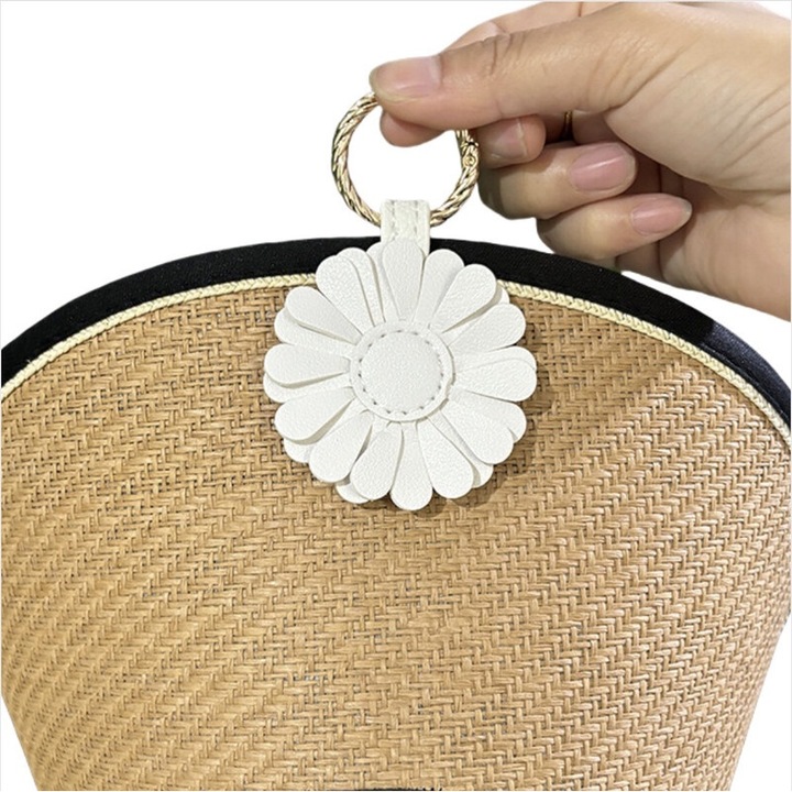 Щипка за шапка, бели цветя, кожа, магнит, комплект 1 бр