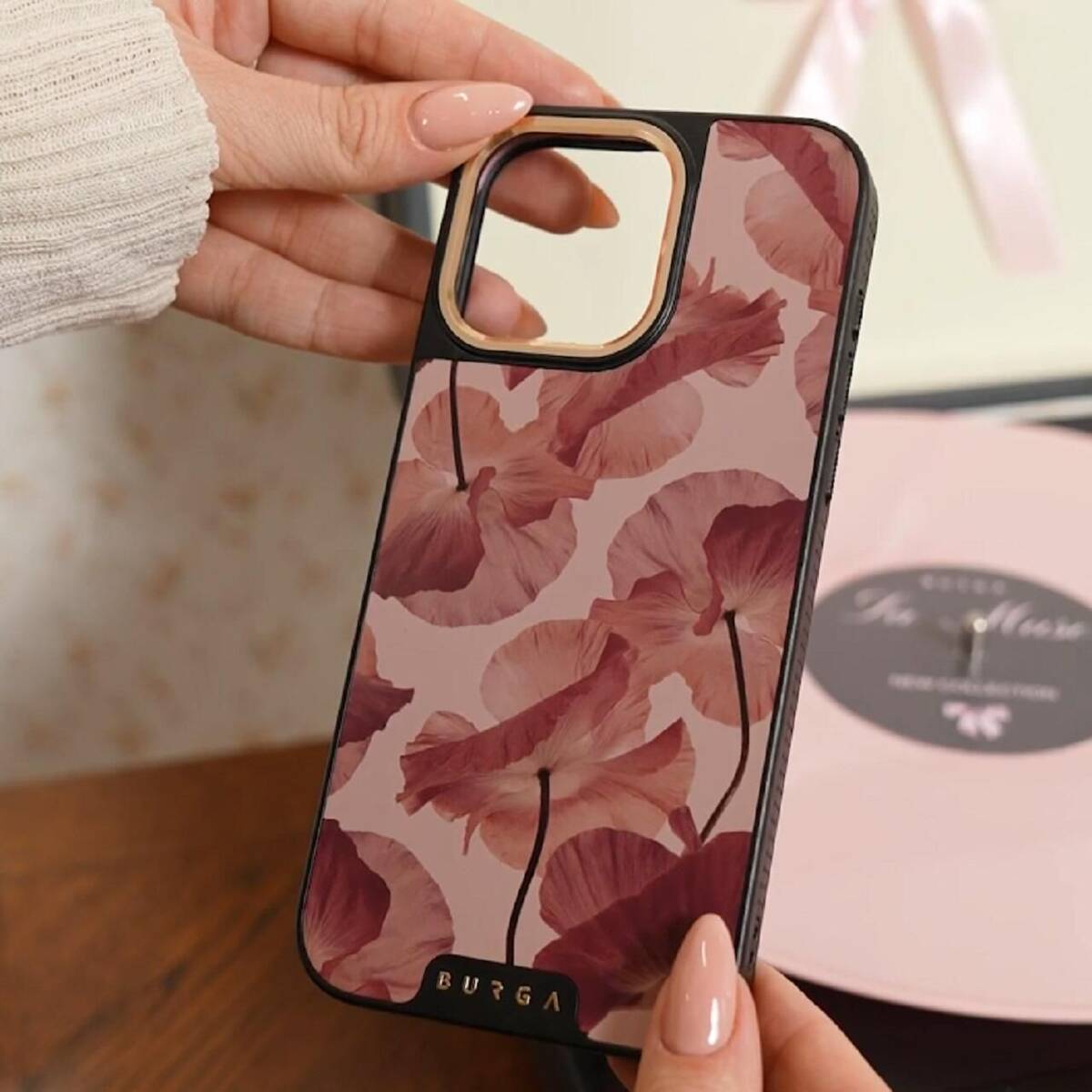 Husa Burga Elite Tender Kiss compatibila cu iPhone 15 Pro