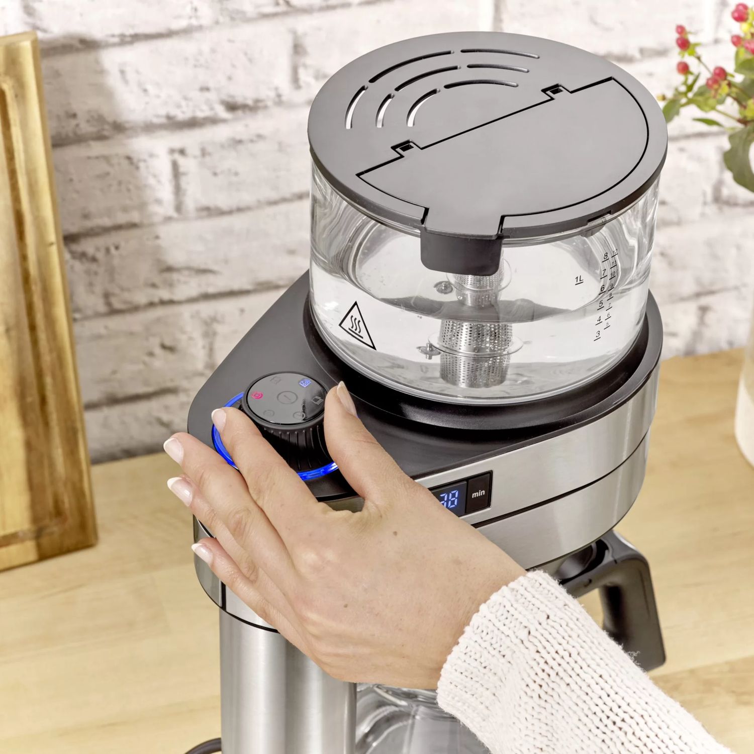 Cafetiera Severin, Caprice, capacitate 1 litru, carafa din sticla, mentinere la cald, filtru detasabil si lavabil, buton on/off iluminat, rezervor de apa gradat, curatare usoara, negru