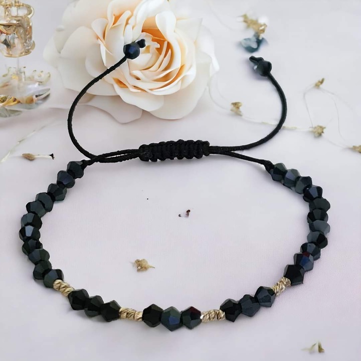 Bratara cu bilute din aur, snur reglabil si cristale din sticla negre