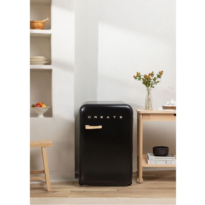 Мини хладилник Retro CREATE, капацитет 107 литра, H 84 см, фризер 15 литра, регулируема температура, 2 стъклени рафта, 1 стоманен рафт за бутилки, 3 отделения на вратата, чекмедже за плодове/зеленчуци, черен/златист