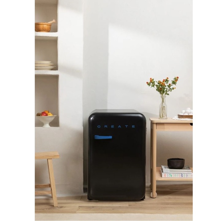 Мини хладилник Retro CREATE, капацитет 107 литра, H 84 см, фризер 15 литра, регулируема температура, 2 стъклени рафта, 1 стоманен рафт за бутилки, 3 отделения на вратата, чекмедже за плодове/зеленчуци, синя дръжка, черно