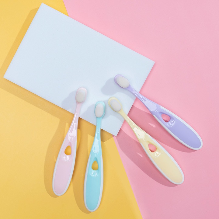 Gigicial gyermek fogkefe, pingvin design, 10000 puha sörtével, kompakt méret