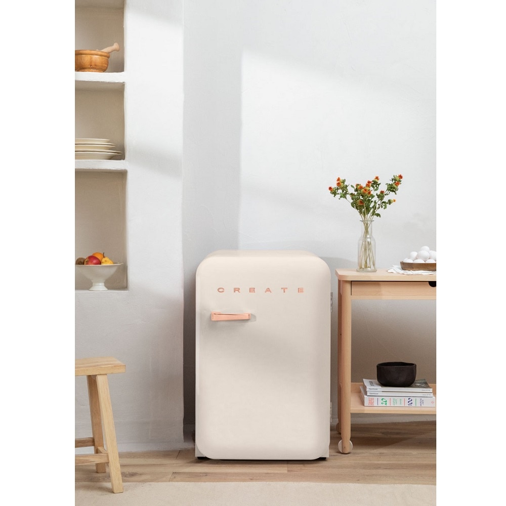 Mini frigider Retro CREATE, capacitate 107 litri, H 84 cm, ideal pentru birou/hotel/rulota, congelator 15 litri, temperatura reglabila, 2 rafturi din sticla, 1 raft otel pentru sticle, 3 compartimente pe usa, sertar fructe/legume, maner rose gold, crem