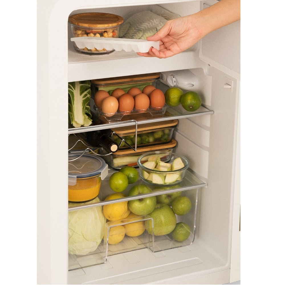 Mini frigider Retro CREATE, capacitate 107 l, H 84 cm, ideal pentru birou/hotel/rulota, congelator 15 litri, temperatura reglabila, 2 rafturi din sticla, 1 raft otel pentru sticle, 3 compartimente pe usa, sertar fructe/legume, maner sage, crem