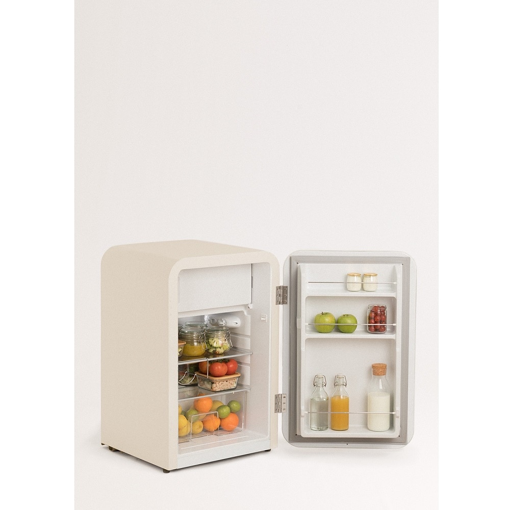 Mini frigider Retro CREATE, capacitate 107 l, H 84 cm, ideal pentru birou/hotel/rulota, congelator 15 litri, temperatura reglabila, 2 rafturi din sticla, 1 raft otel pentru sticle, 3 compartimente pe usa, sertar fructe/legume, maner sage, crem