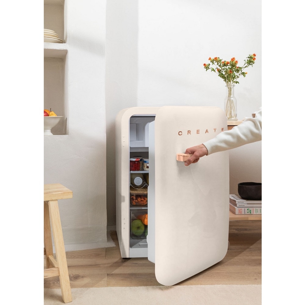 Mini frigider Retro CREATE, capacitate 107 litri, H 84 cm, ideal pentru birou/hotel/rulota, congelator 15 litri, temperatura reglabila, 2 rafturi din sticla, 1 raft otel pentru sticle, 3 compartimente pe usa, sertar fructe/legume, maner rose gold, crem