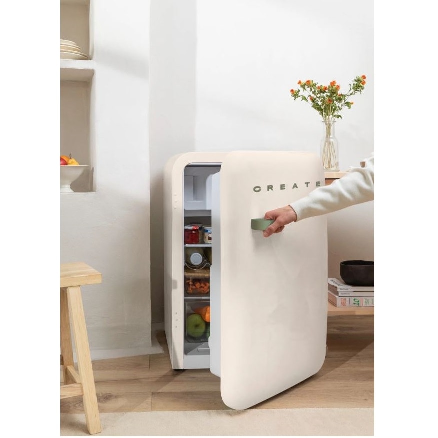 Mini frigider Retro CREATE, capacitate 107 l, H 84 cm, ideal pentru birou/hotel/rulota, congelator 15 litri, temperatura reglabila, 2 rafturi din sticla, 1 raft otel pentru sticle, 3 compartimente pe usa, sertar fructe/legume, maner sage, crem