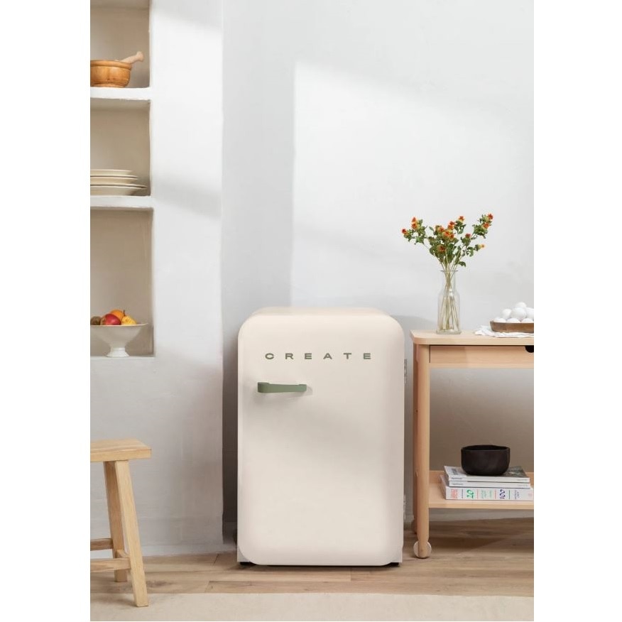 Mini frigider Retro CREATE, capacitate 107 l, H 84 cm, ideal pentru birou/hotel/rulota, congelator 15 litri, temperatura reglabila, 2 rafturi din sticla, 1 raft otel pentru sticle, 3 compartimente pe usa, sertar fructe/legume, maner sage, crem