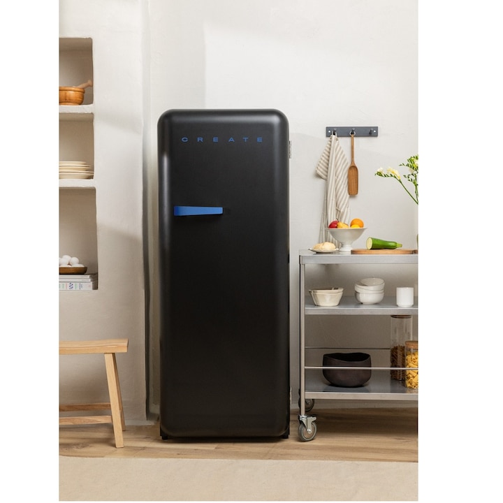 Frigider Retro CREATE, capacitate 281 litri, H 150 cm, congelator 21 litri, temperatura reglabila, 3 rafturi din sticla, 1 raft otel pentru sticle, 4 compartimente pe usa, compartiment fructe/legume, iluminare interioara, maner albastru, negru