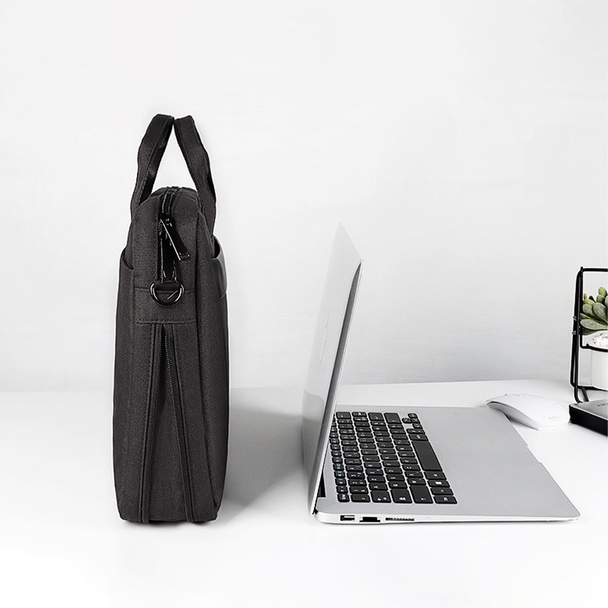 Geanta laptop extensibila 14.1-15.4 inch negru, curea umar reglabila, buzunare multiple