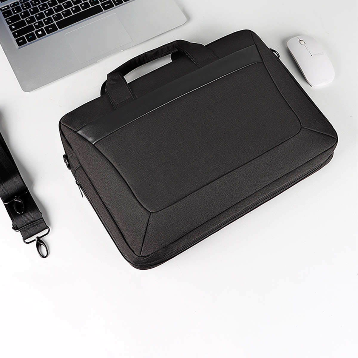Geanta laptop extensibila 14.1-15.4 inch negru, curea umar reglabila, buzunare multiple