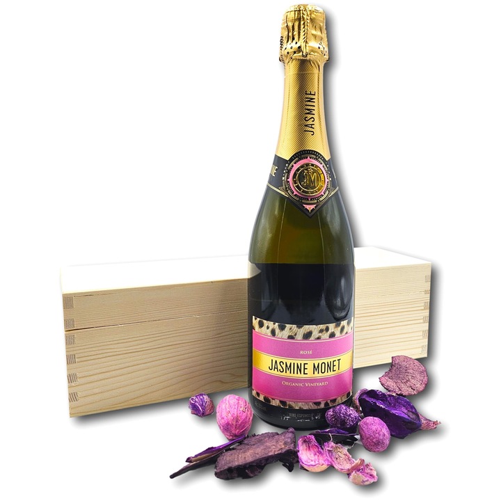 Pachet cadou special, CADOURI PREMIUM, model Jasmine Monet, care contine renumitul spumant argentinian intr-o prezentare eleganta, cu etichete sofisticate si ambalaj din lemn, creat pentru a fi remarcat inca din prima clipa